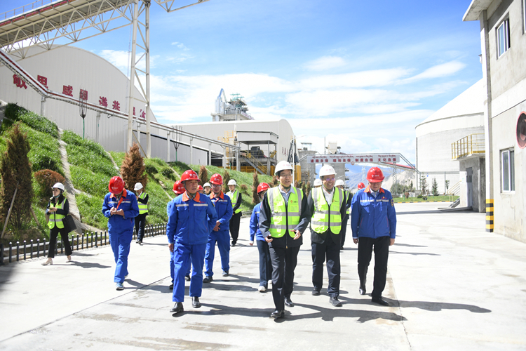 1631858449745591.jpg 周育先董事長在西藏公司調(diào)研1.jpg